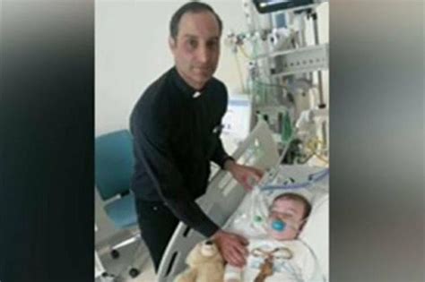 Don Gabriele Brusco con i genitori di Alfie Evans