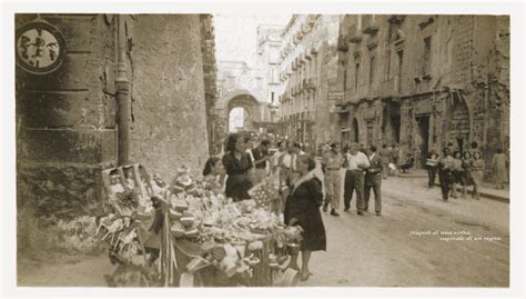 foto di Napoli che riflette le sfide sociali o il dopoguerra