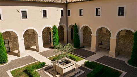 Chiostro del Convento con loggiato cinquecentesco e statua dell'Arcangelo Michele