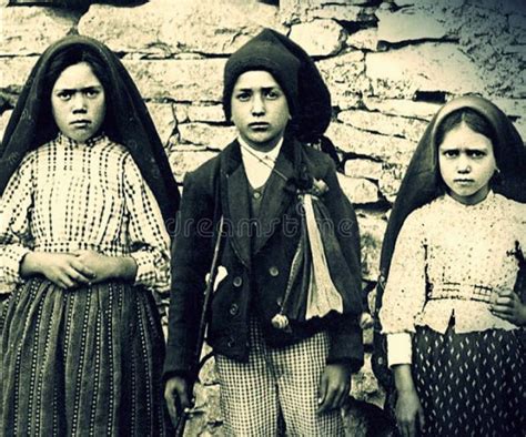 Ritratto fotografico di Lucia Dos Santos come pastorella con i suoi cugini Francesco e Giacinta Marto