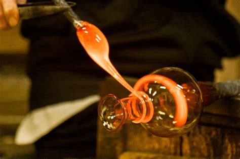 Artigiano che soffia vetro di Murano