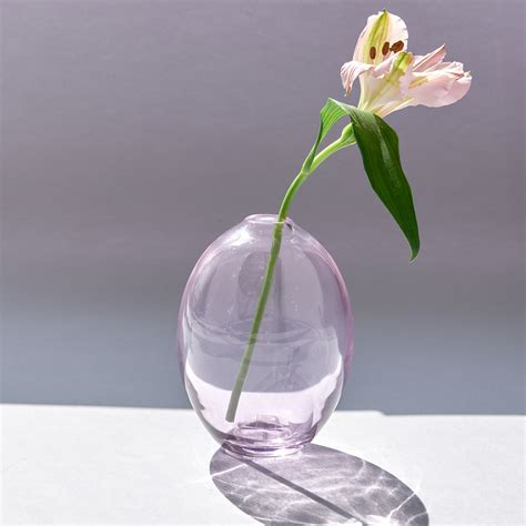 Vaso in cristallo a forma di uovo con decorazioni pasquali