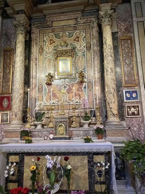 Dettaglio della Santa Cappella con l'immagine della Vergine e il Pilastro