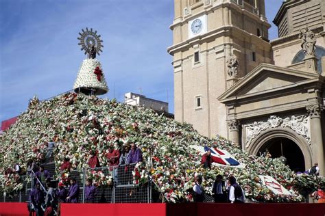 Processione con l'immagine della Vergine del Pilar durante la festa del 12 ottobre
