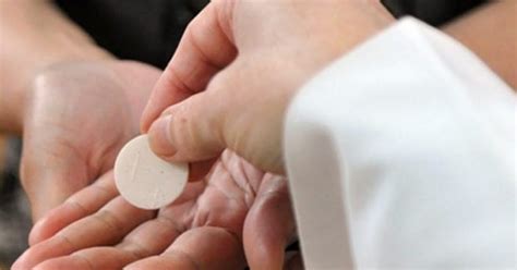 Fedeli in processione per ricevere la Comunione