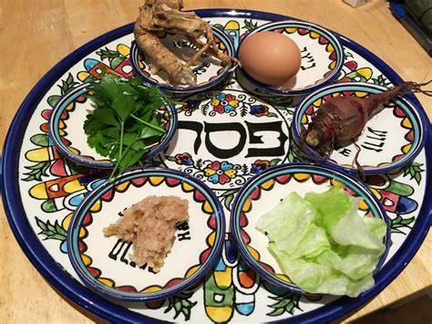 Tavola di Pasqua ebraica con simboli alimentari