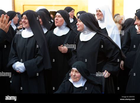 Foto di gruppo di suore sorridenti durante una celebrazione religiosa