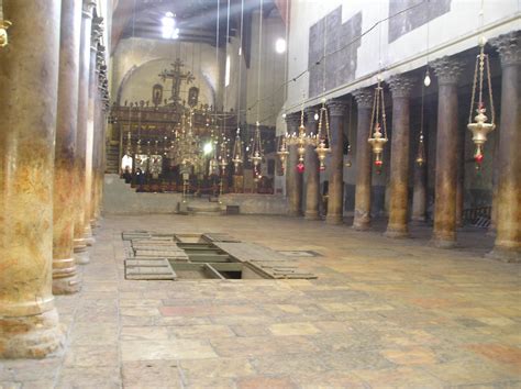 Interno della Cripta della Natività con il Santo Presepe e l'altare di Valadier nella Basilica di Santa Maria Maggiore