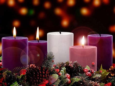 Candele d'Avvento e una corona, simbolo di attesa e speranza