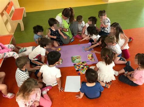 Foto d'archivio di Suor Gemma mentre insegna a bambini in un asilo