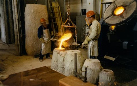 Artigiano della Fonderia Mariani mentre esegue il processo di patinatura su una scultura in bronzo