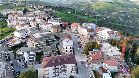 Foto panoramica di Poggio di Bretta con la chiesa parrocchiale in evidenza
