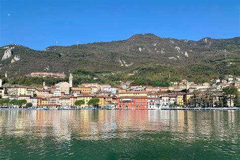 Foto panoramica del Lago d'Iseo con il borgo di Lovere e le Prealpi sullo sfondo