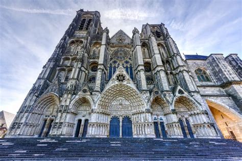 Foto aerea della Cattedrale di Bourges con il suo profilo imponente