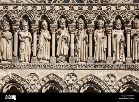Dettaglio del portale centrale della Cattedrale di Bourges con la scultura del Giudizio Universale