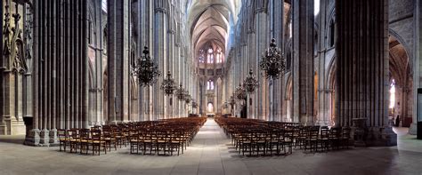 Interno della Cattedrale di Bourges, con focus sulle vetrate absidali originali del XIII secolo