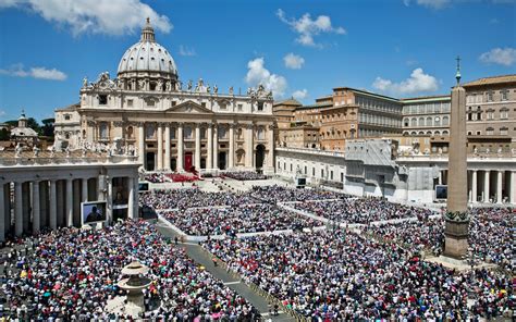 Foto di Papa Francesco che recita l'Angelus in Piazza San Pietro