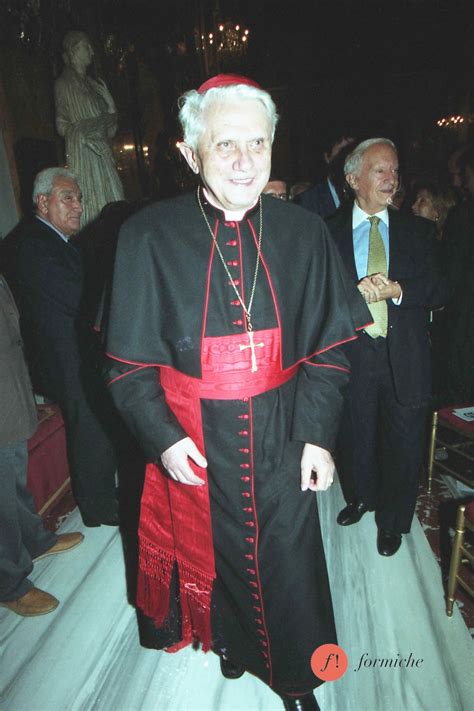 illustrazione del Cardinale Joseph Ratzinger che studia testi teologici
