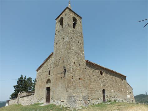 Veduta esterna della chiesa medievale di Santa Maria delle Scalelle a Roccafluvione