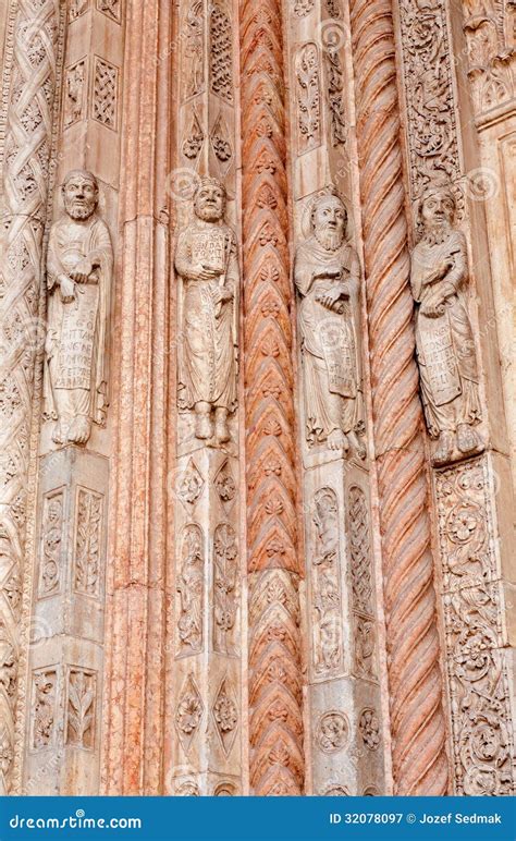 Dettaglio del portale principale scolpito con lo stemma delle Scalelle e la data del 1516