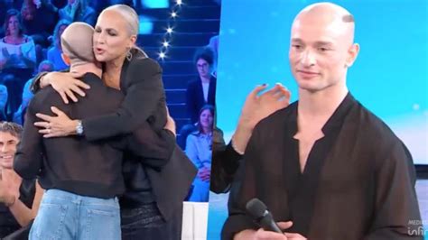 Daniele Sibilli sul palco, durante un'esibizione di danza