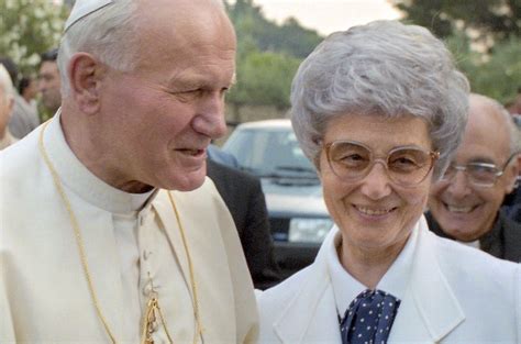 Ritratto di Chiara Lubich sorridente con un vaso di fiori
