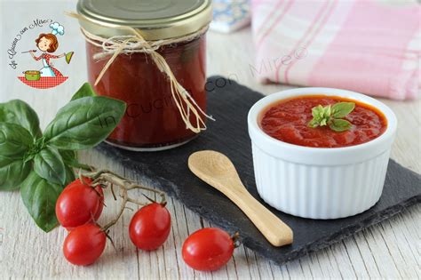 Illustrazione degli ingredienti chiave per il sugo: pomodori freschi e un mazzetto di basilico