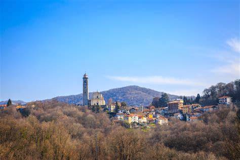Vista panoramica della Chiesa di San Lorenzo a Cellio con il suo sagrato