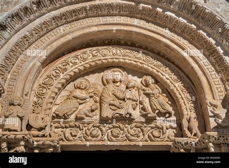 Scultura della Madonna con il Bambino sul portale della Chiesa di Santa Maria Assunta a Piana dei Monti