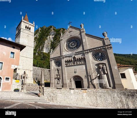 Foto aerea del Duomo di Gemona del Friuli che mostra la sua architettura