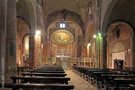 Foto interna della navata centrale dell'Abbazia di Valserena