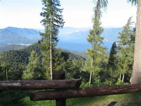 Veduta panoramica del Monastero di Dumenza immerso nel verde