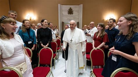 Papa Francesco incontra un gruppo di giovani durante il Sinodo