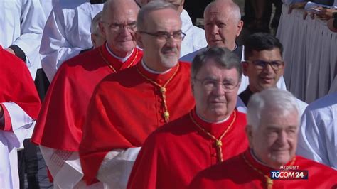 Foto di gruppo di cardinali e vescovi con Papa Francesco, inclusi nuovi membri dal background Caritas