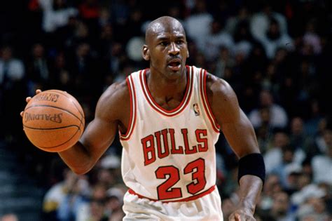 Foto di Michael Jordan in azione o un'illustrazione che simboleggia la sua influenza
