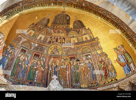 Mosaico della Traslazione del corpo di San Marco sulla facciata della Basilica di San Marco, Venezia