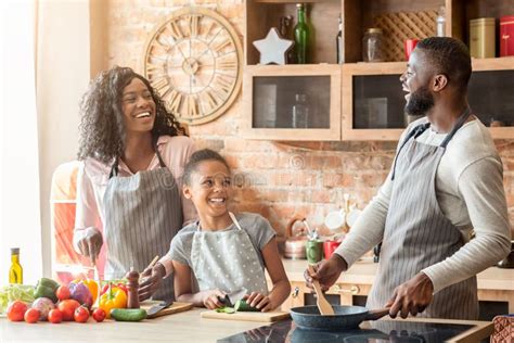 illustrazione di una famiglia in cucina che prepara il cibo insieme