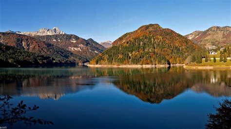 Veduta panoramica del lago di Sauris con montagne circostanti