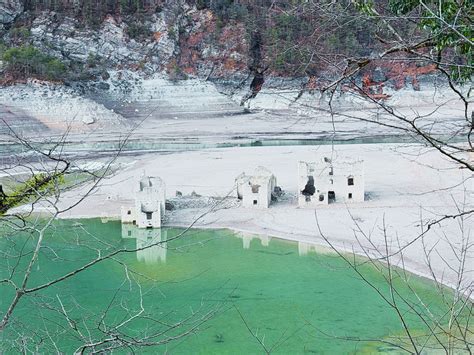 Foto del borgo sommerso di La Maina riaffiorante dalle acque del lago di Sauris