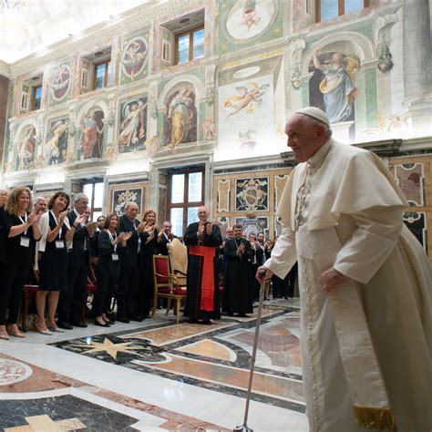 Foto della delegazione di Sant'Agata Li Battiati che incontra Papa Francesco, con la pergamena