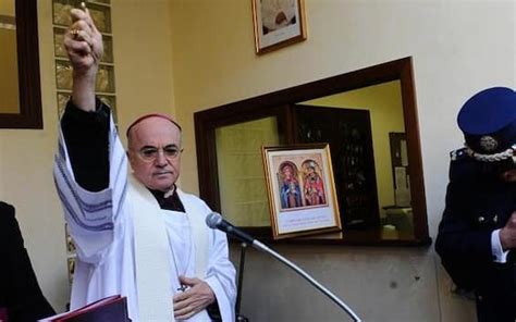Arcivescovo Carlo Maria Viganò celebra la Messa tridentina con paramenti tradizionali