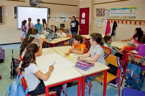 Aula di scuola primaria con lavagna interattiva e banchi