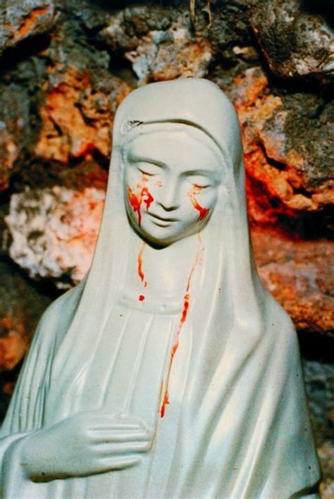 Statua della Madonna che piange sangue a Civitavecchia
