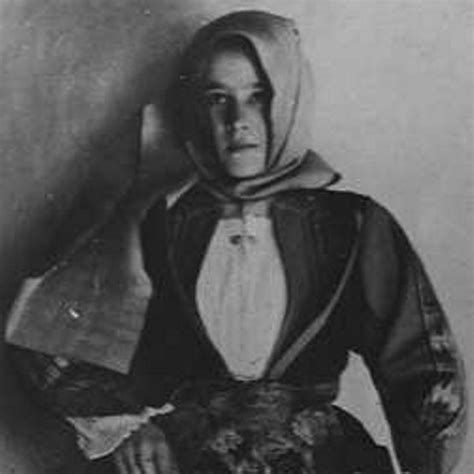Foto di Antonia Mesina, giovane donna sarda in abiti dell'epoca