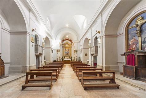 Interno della chiesa con navata unica e altari laterali