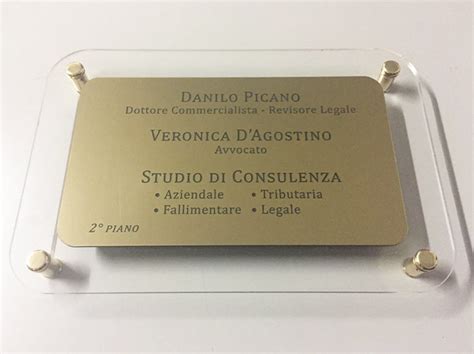 Esempi di targhe professionali per uffici e attività commerciali