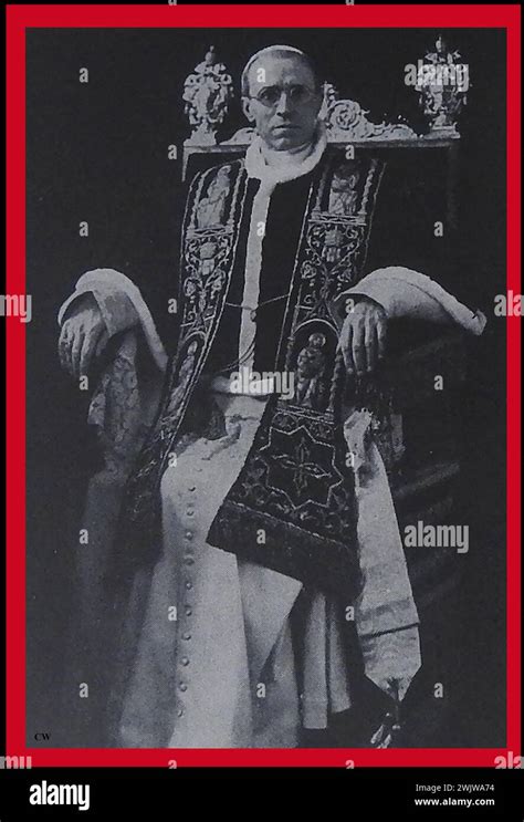 Ritratto di Papa Pio XII in veste pontificale bianca