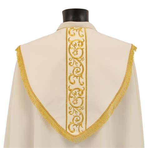 Dettaglio di una veste pontificale con ricami dorati