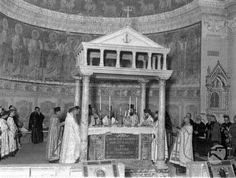 Foto di un sacerdote durante l'ordinazione presbiterale in una basilica
