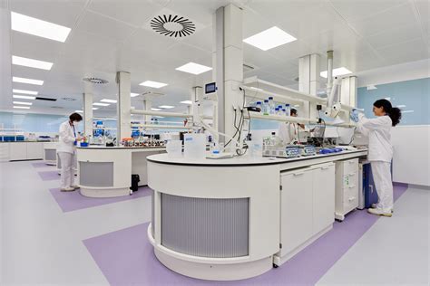 Foto interna di un laboratorio farmaceutico ospedaliero moderno con attrezzature high-tech
